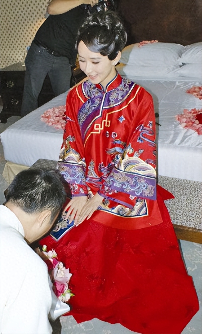 胡静夫妻结婚15周年!嫁入皇室城堡,婚后享封为皇室拿汀