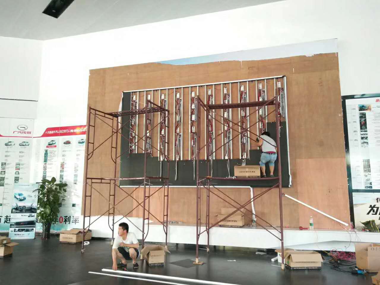 现如今全彩led显示屏已经随处可见,应用领域也非常广泛,我们经常看到