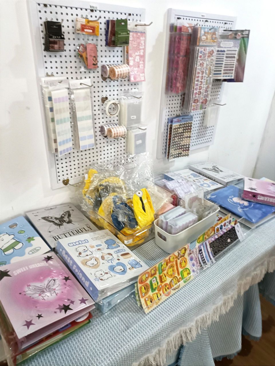 湛江专辑店来啦! 在万达四栋四楼哦!有很多专辑小卡还有漂亮的卡册!