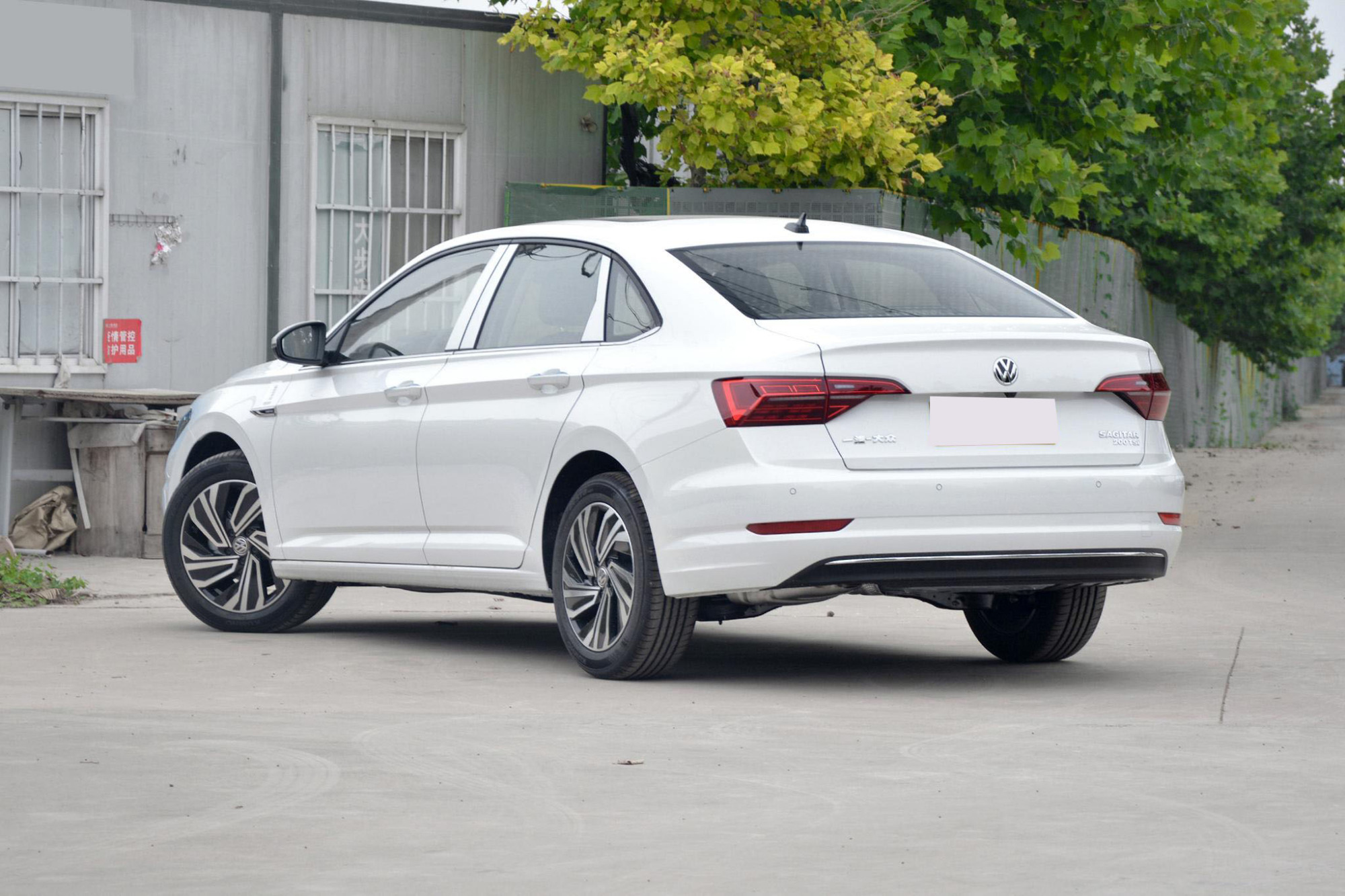 车尾还是比较漂亮的,线条流畅度很不错,尾部略翘,这也算是速腾的特色