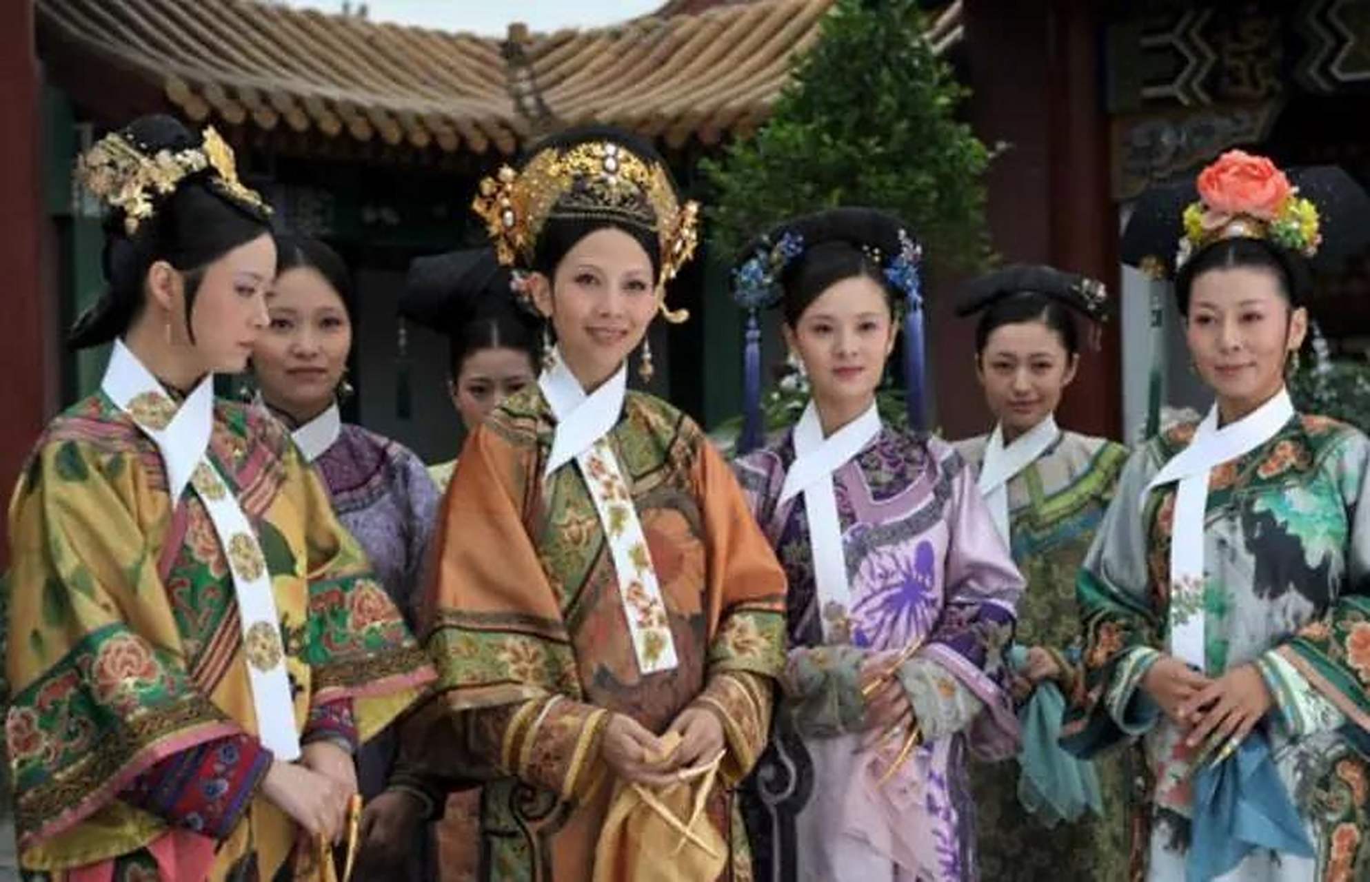 《甄嬛传》中雍正帝后宫妃嫔们之间明争暗斗,百花争