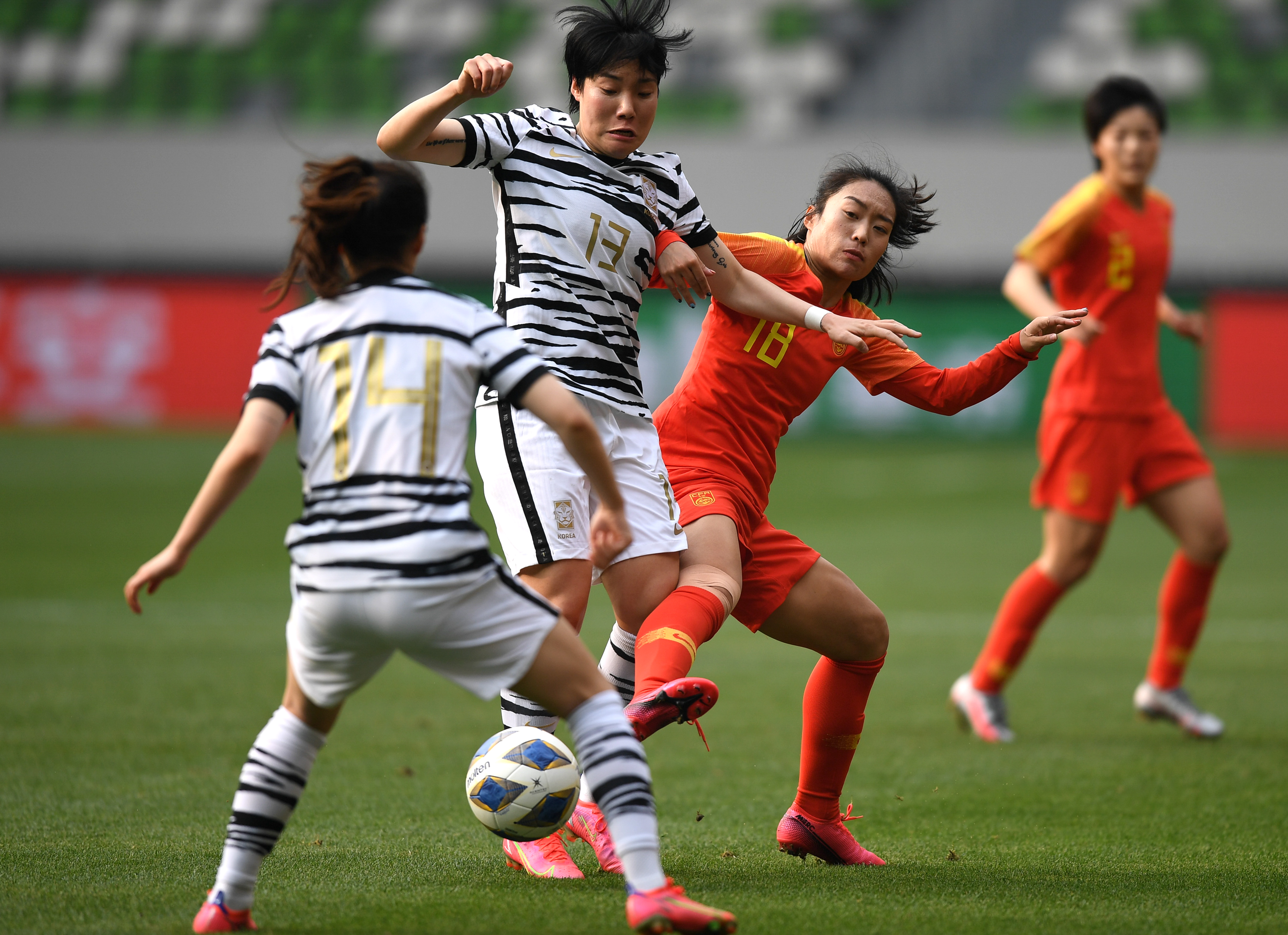 足球——奧運會女足預選賽附加賽次回合:中國隊對陣韓國隊(3)