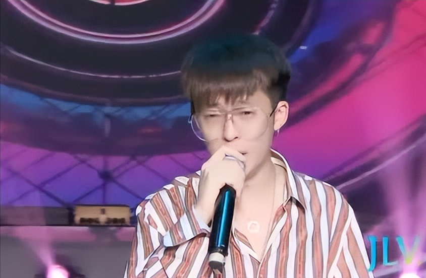 《勉为其难》歌手王冕被抓,打赏洗钱近亿,判7年半老婆孩子跑路