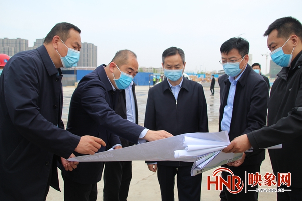 商丘市市长摆向阳一行到绿轴项目现场办公