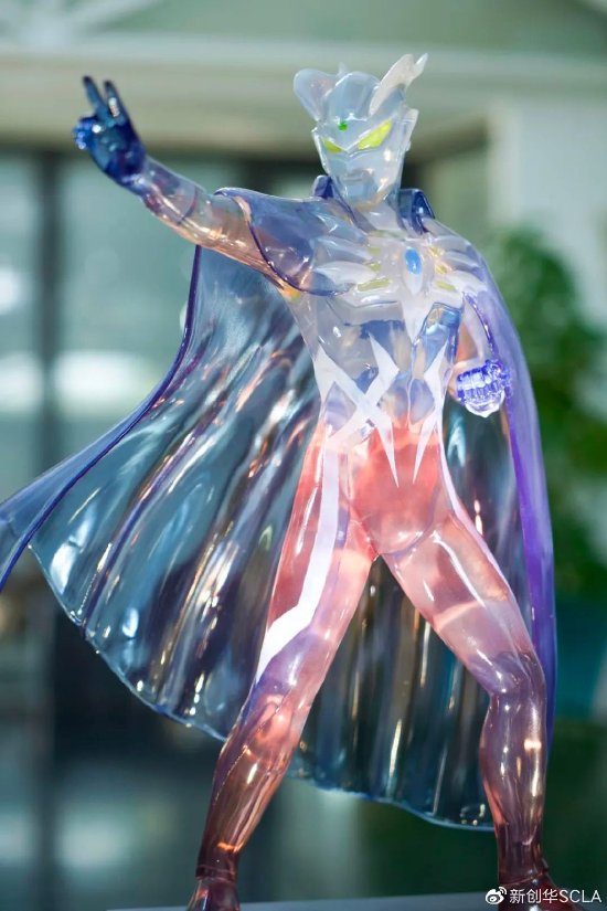 二次元破壁:上海警方获赠限量定制版水晶赛罗奥特曼