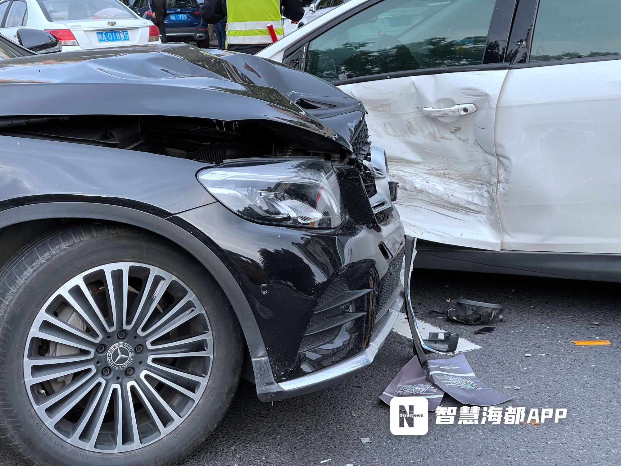 事发福州街头!黑色奔驰撞上白色小车,现场一片狼藉
