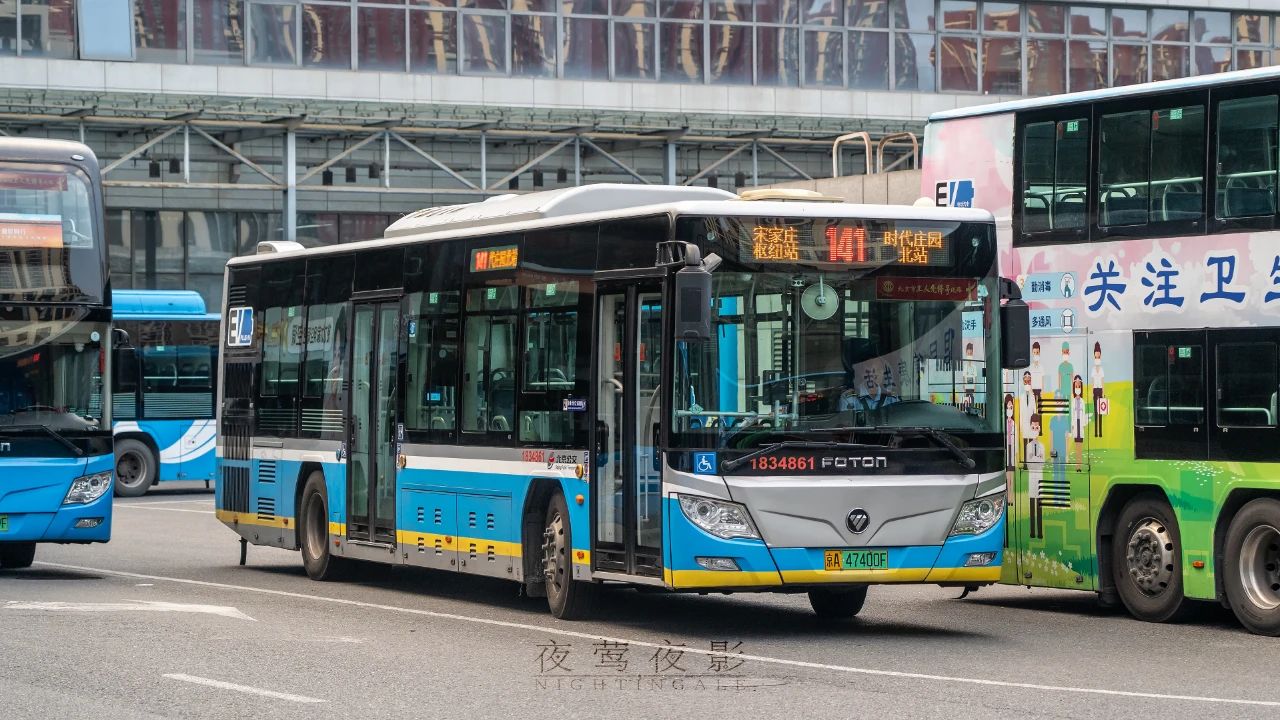 城区观光名线141路贴上宣传标志