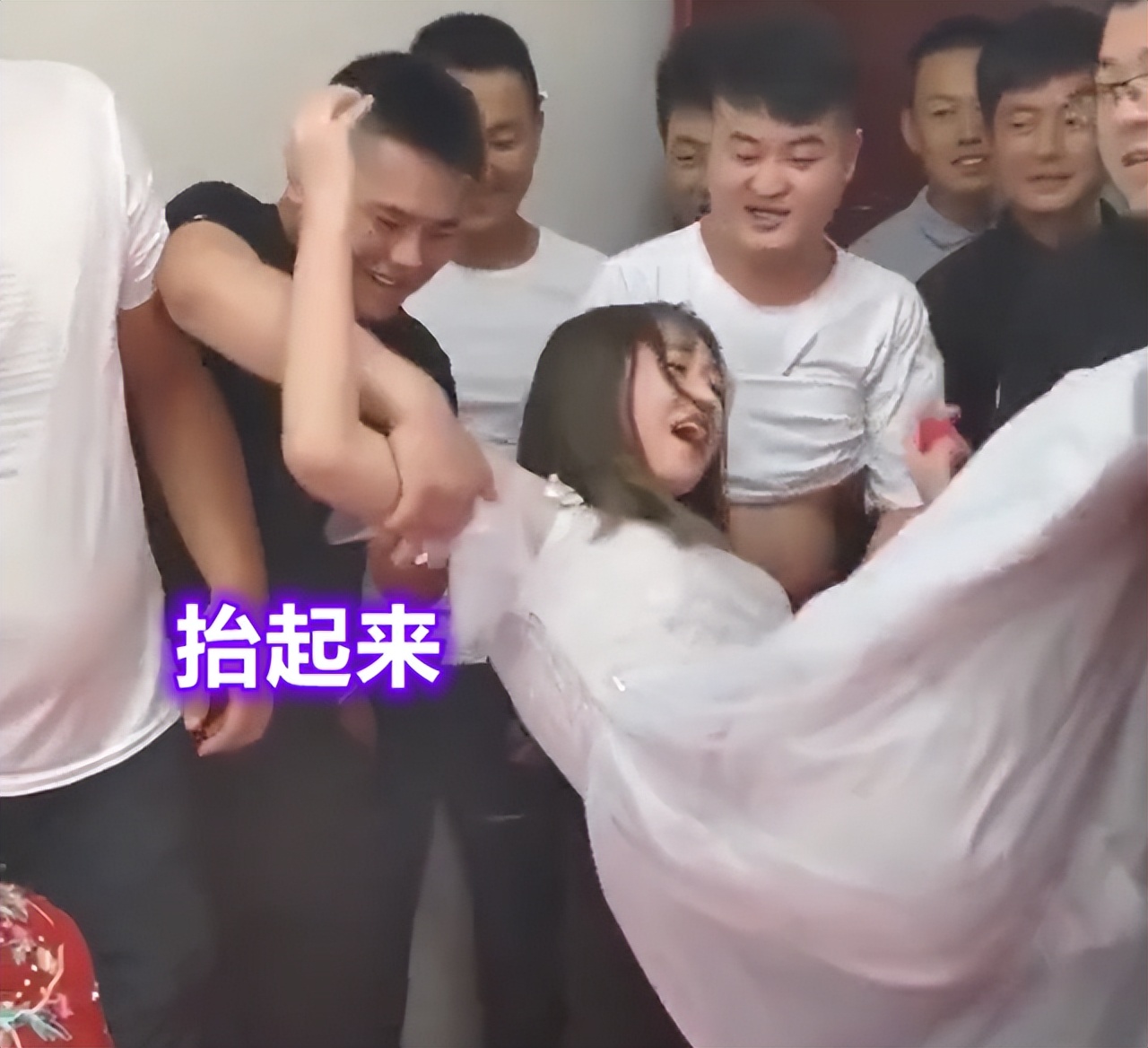 案件纪实:湖北美女伴娘,婚礼上被多次"欺负",想发火又不敢发