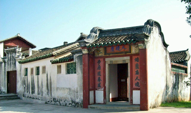 梅州有一座名人故居,面积不大,距今一百多年