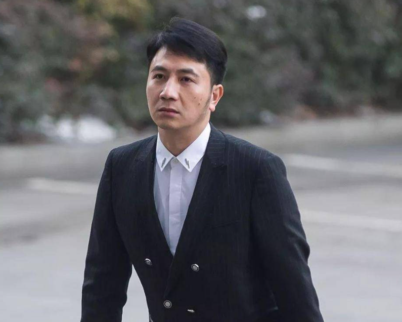 林生斌现状是带着他的二婚妻子祭拜朱小贞及母亲,并且打扮时尚