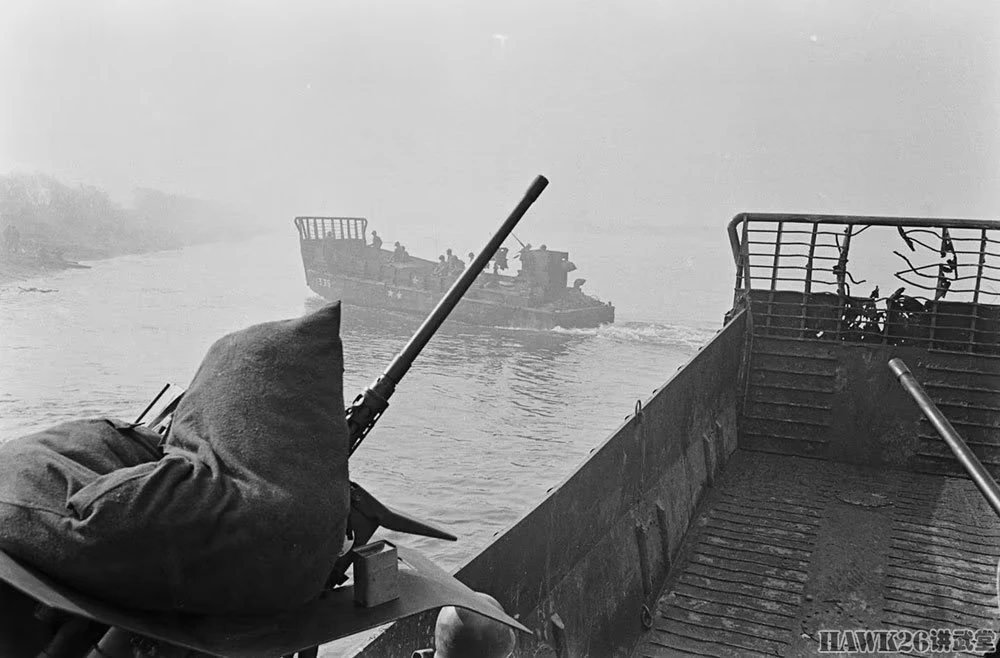 1945年美軍登陸艇不斷將機械化部隊渡過萊茵河 士兵軍靴都沒溼