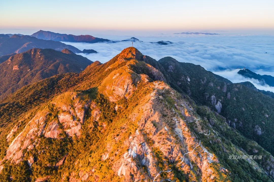 美女摸黑独闯广东第二峰,成功邂逅南岭壮美云海日落!