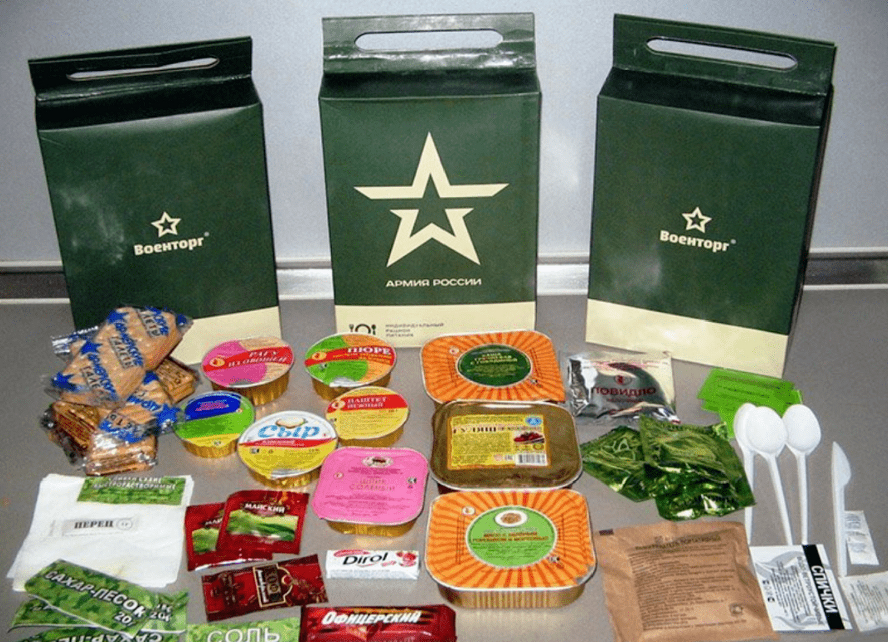 相比美式军粮,俄罗斯单兵口粮的分量更足,热量更高,一份标准俄军当