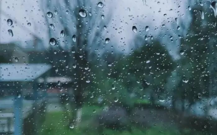 六月的雨离别之际