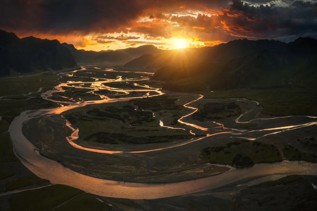 这条滔滔不绝的历史长河,连结起华夏五千年的广袤时空,诉说着每一个中