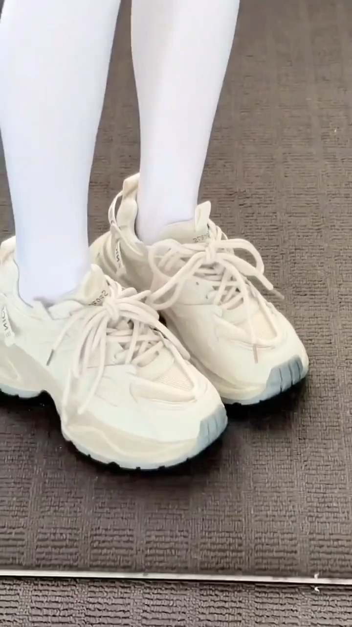 怎么能少了运动鞋配白丝袜呢,这也太好看了吧,时尚穿搭