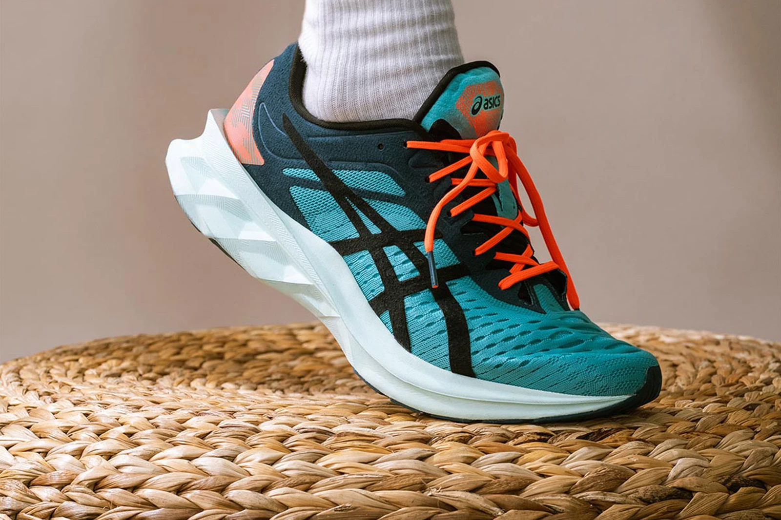 性能在线,颜值有面:脚感优秀的3款跑鞋,比boost只高不低