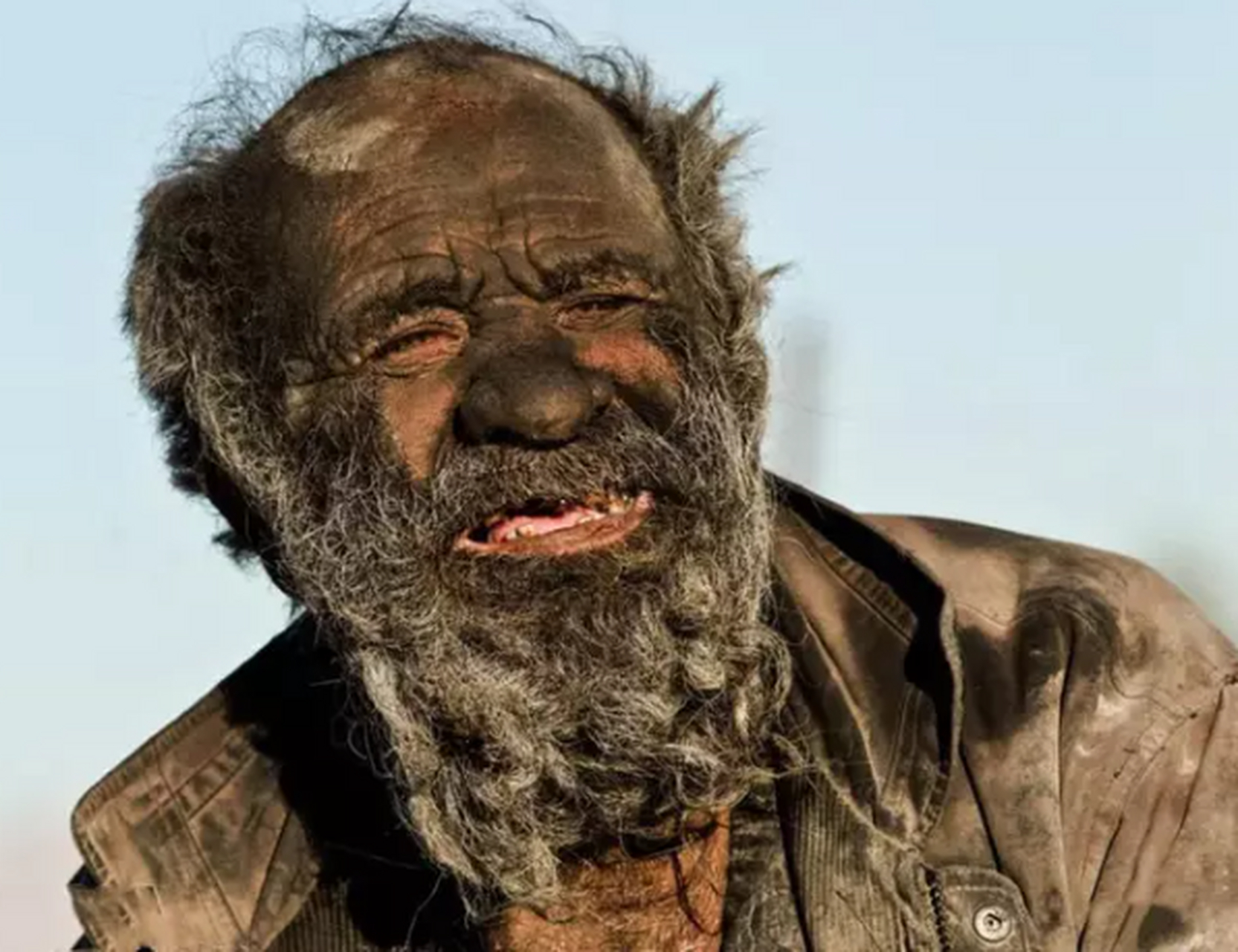 在伊朗,一位长达60年不洗澡的老人在周围人的劝说