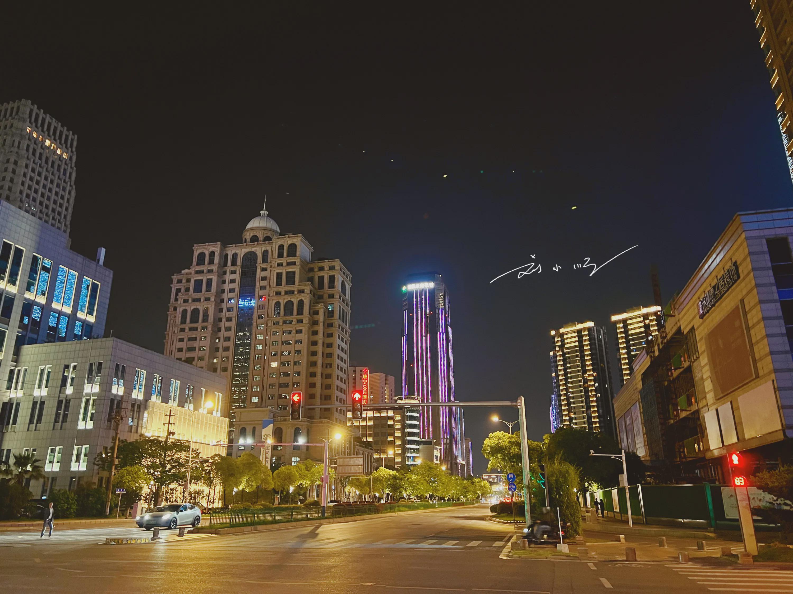 实拍南昌夜景,作为"最没存在感"的省会之一,如今成为网红城市