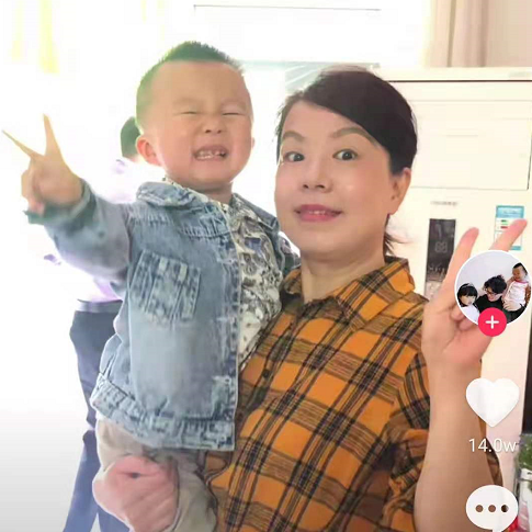 田静晒许敏的照片:她说真正的人间烟火,就是一家人能够团聚