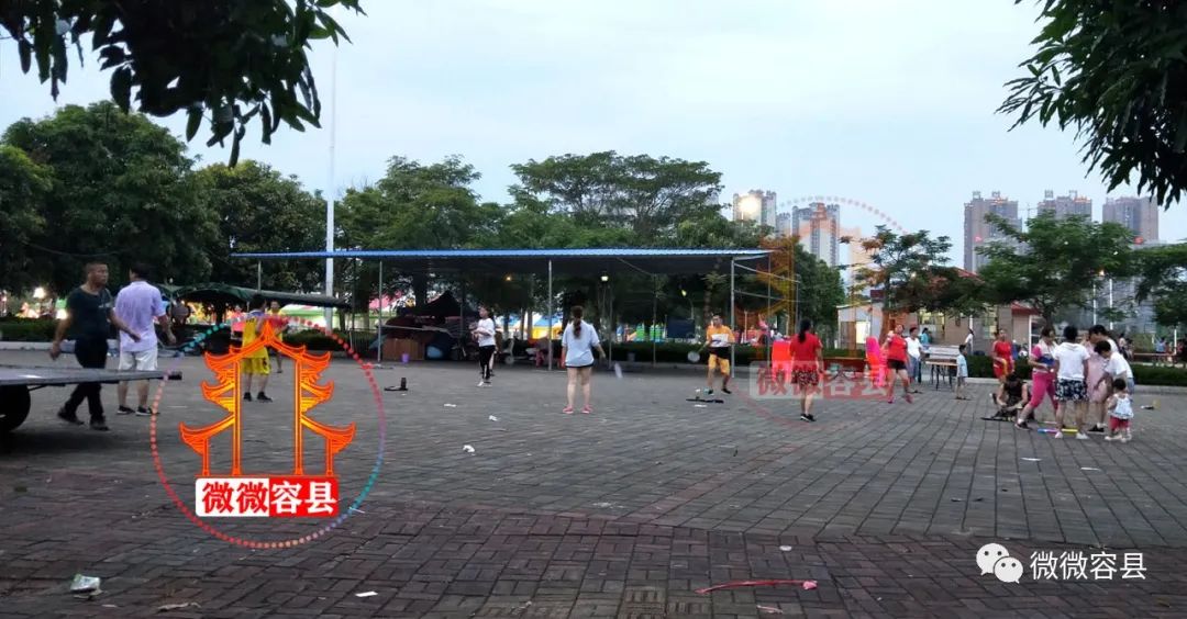 有钱任性!广西容县火车站广场,白花花的钱冻过水!