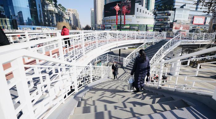 西安小寨人行天桥换新颜