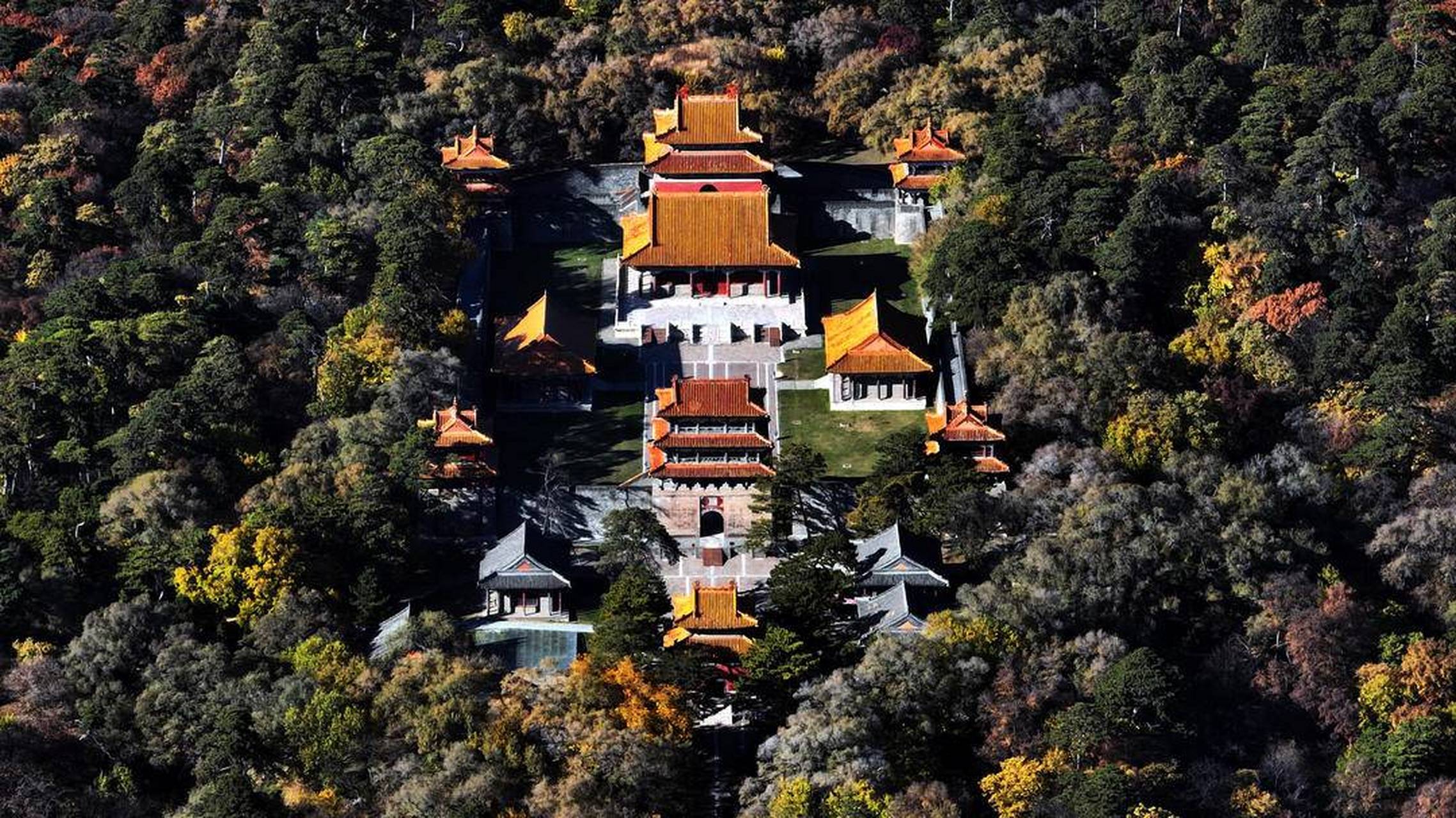 秋染东陵 10月28日,空中俯瞰沈阳东陵公园,陵园周边青松古林环抱,层林
