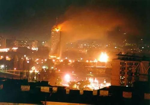 1999年中国驻南大使馆被炸,有人却选择逆行,跑进即将坍塌的大楼