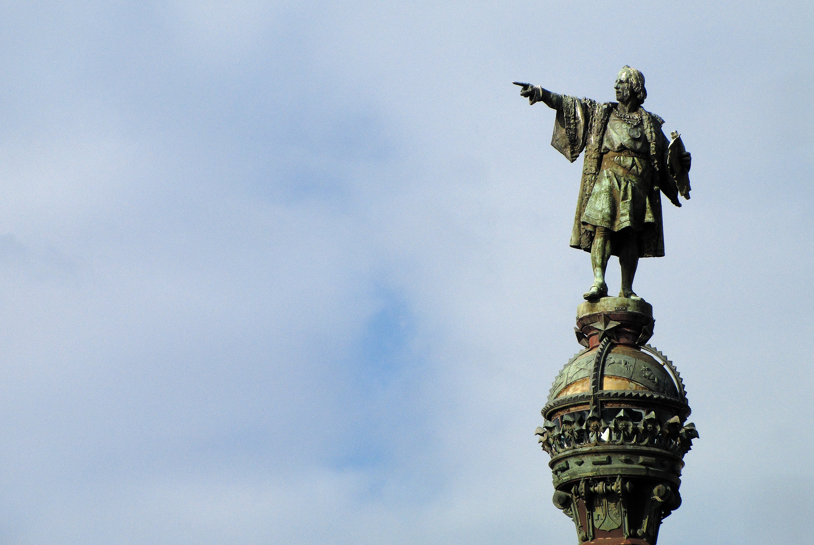 美国示威者为什么要给哥伦布雕像泼漆,甚至推倒它?