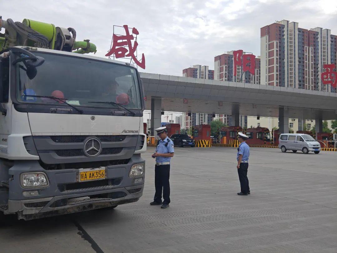 咸阳交警支队主要领导检查市城区货车禁限行和机动车污染防治工作
