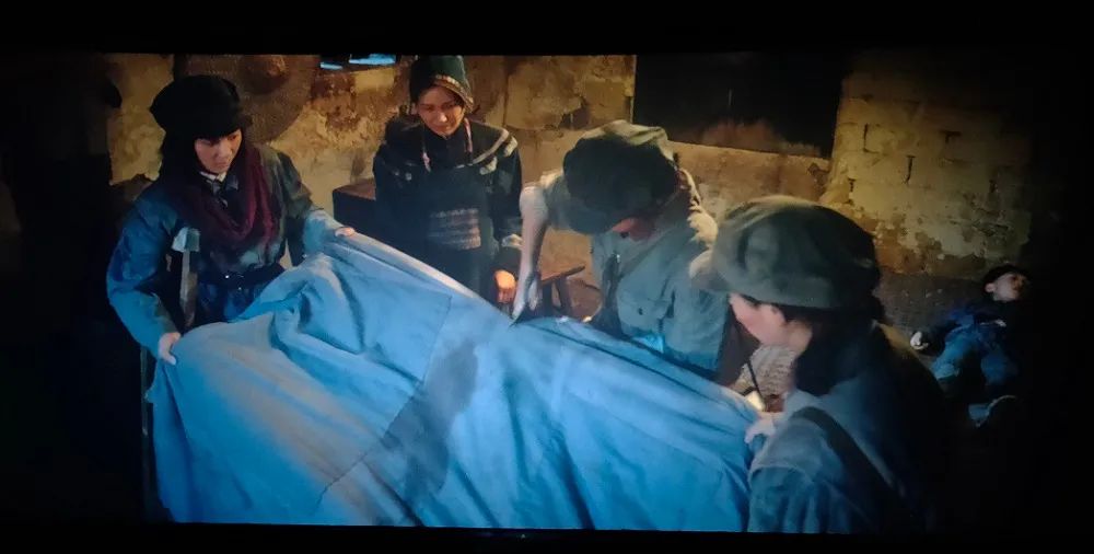 郴州中院组织干警集体观看电影《半条棉被》