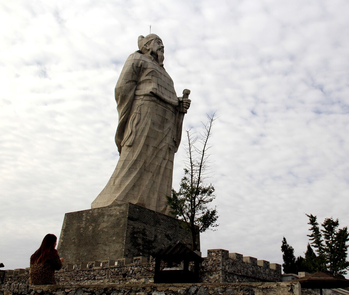 白兆山风景区一座高达62米的李白塑像矗立在海拔383米的主峰之上
