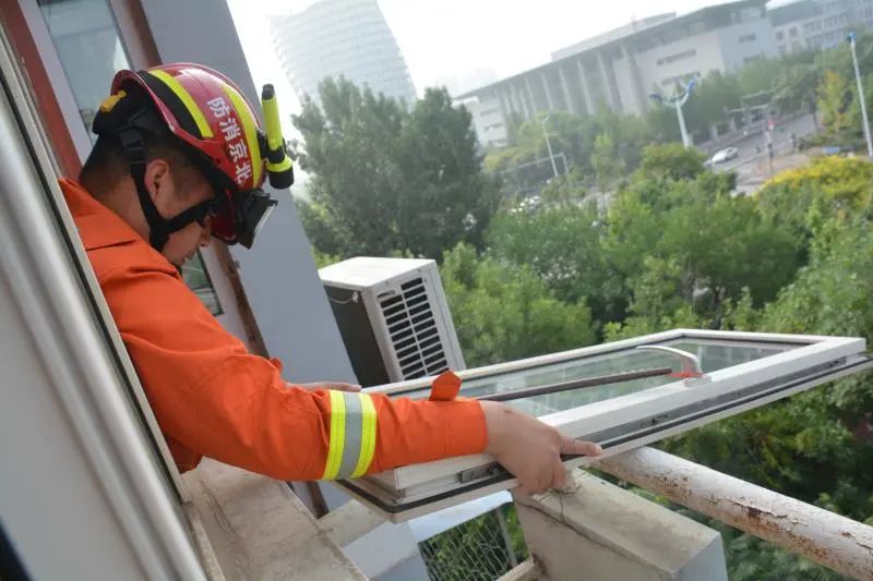 好险！大兴一小区5楼玻璃窗突然掉落，被他一把抓住