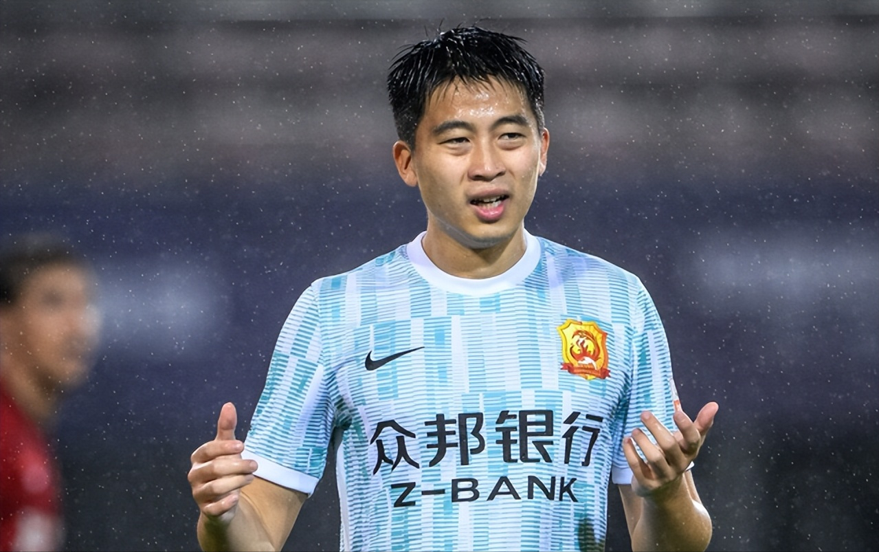 中超:胡靖航成了香饽饽,国安外援抱怨中超,深圳队成球员超市