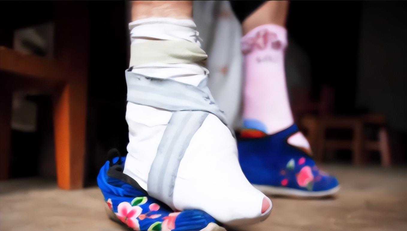 天乳运动:数万女性脱下束胸衣,成群结队走向街头