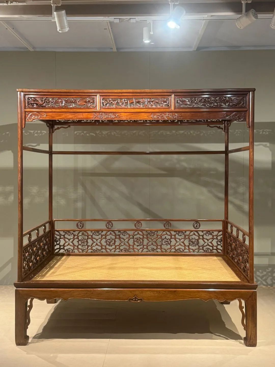 去参观香港佳士得拍卖的黄花梨家具,这5件是亮点