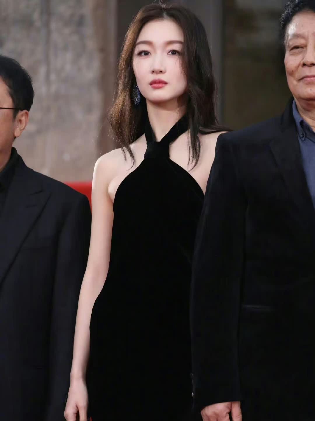 周冬雨身着亮片礼服红毯造型精致让人眼前一亮