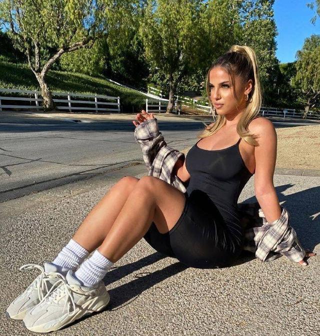 她是乔治好友帕特森之妻,身材饱满不输卡戴珊,网友:女人味十足