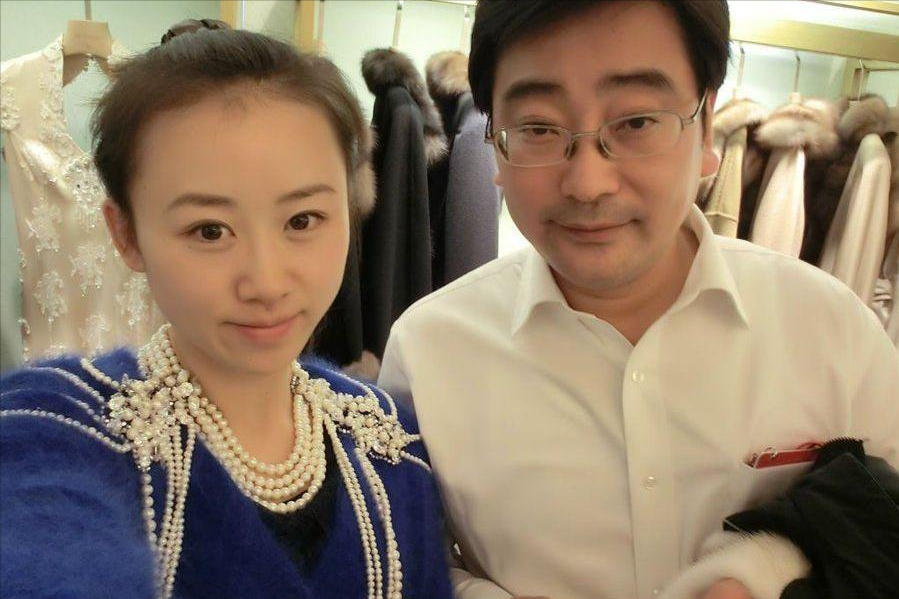 纪实:22岁美女主持纪英男,被40岁贪官欺骗,同居三年花千万!