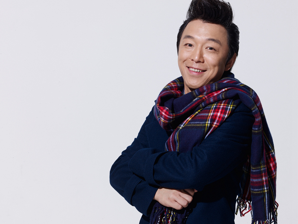 回顾:黄渤携爱妻参加家宴,基因强大全家一个样,满墙茅台引关注