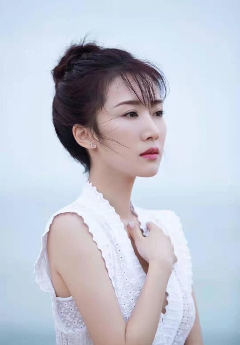 李念真是优雅阔太,穿镂空白裙度假好清纯,"巴掌腰"真让人酸