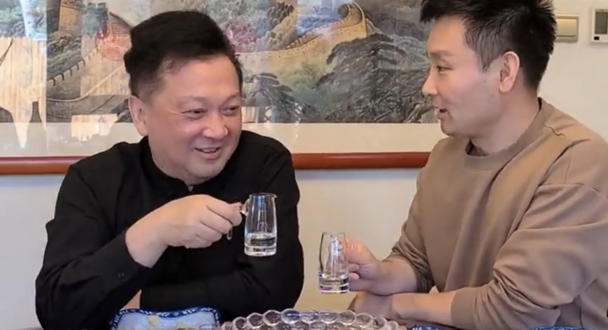 刘和刚与恩师家中聚会,65岁郁钧剑满面红光,两人举杯豪饮感情深
