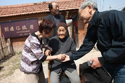 回顧日本姑娘嫁中國勞工生下一子,50年後再見丈夫,他已兒孫滿堂