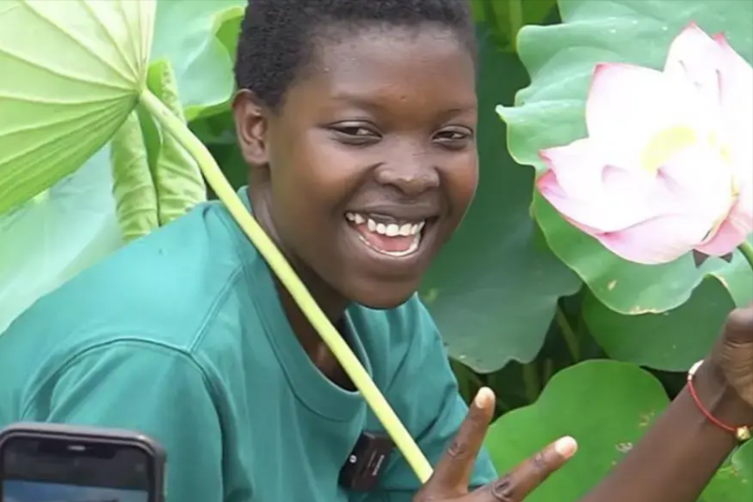 网红rose回非洲娘家好气派!驻华大使接机,第一天便豪购中国电器