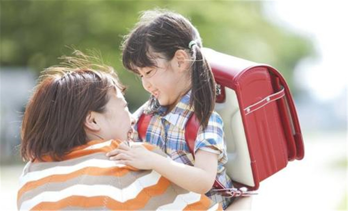 小女孩跑着上学,妈妈都追不上,网友戏称:全网上学最积极的孩子