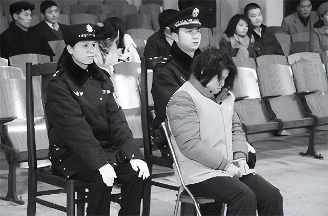 汪显东的前半生其实非常励志,从小患有小儿麻痹的他不管走到哪都是