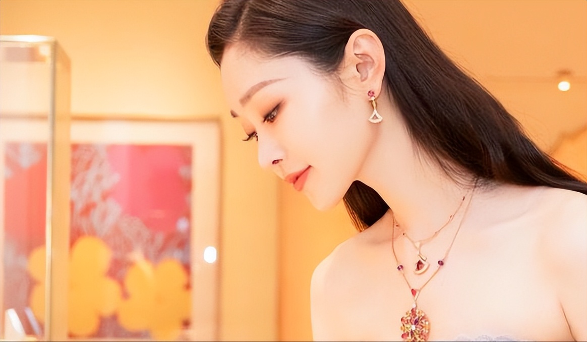 宋轶白敬亭暗恋情曝光?网友眼尖揭秘,娱乐圈新猜谜热潮!