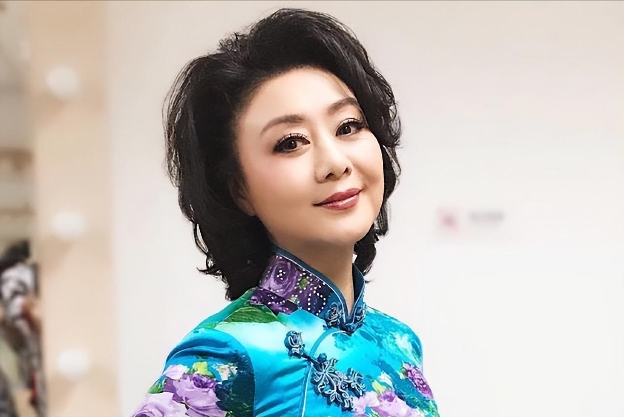 回顾"京剧美人"李胜素:57岁仍未婚,4个绯闻老公竟没一个真!