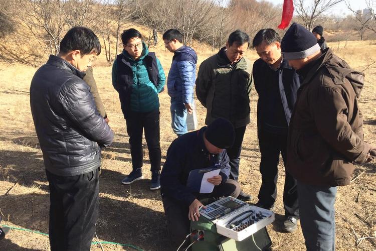 专家实地进行调查