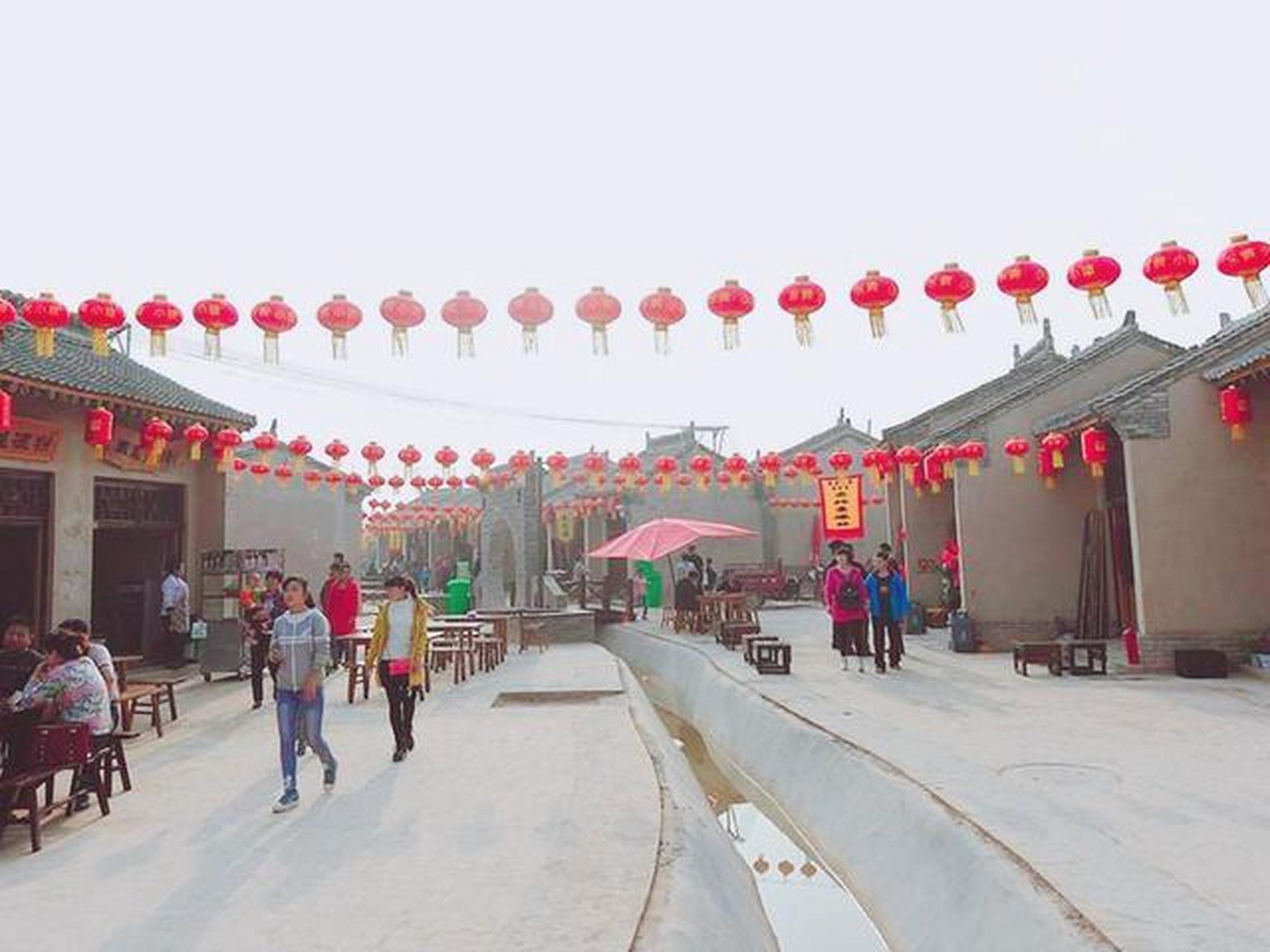 陕西礼泉县东黄村投入5亿建造的东黄小镇曾吸引大量游客,但如今游客